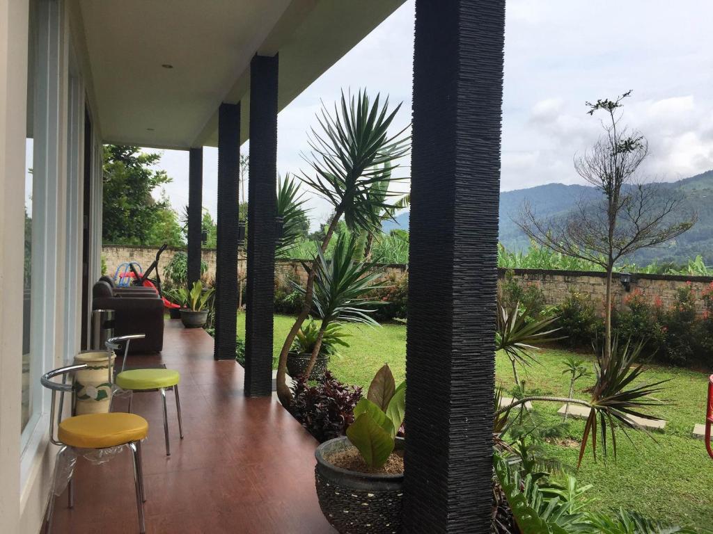 Balcony/terrace, Avilla Puncak in Puncak