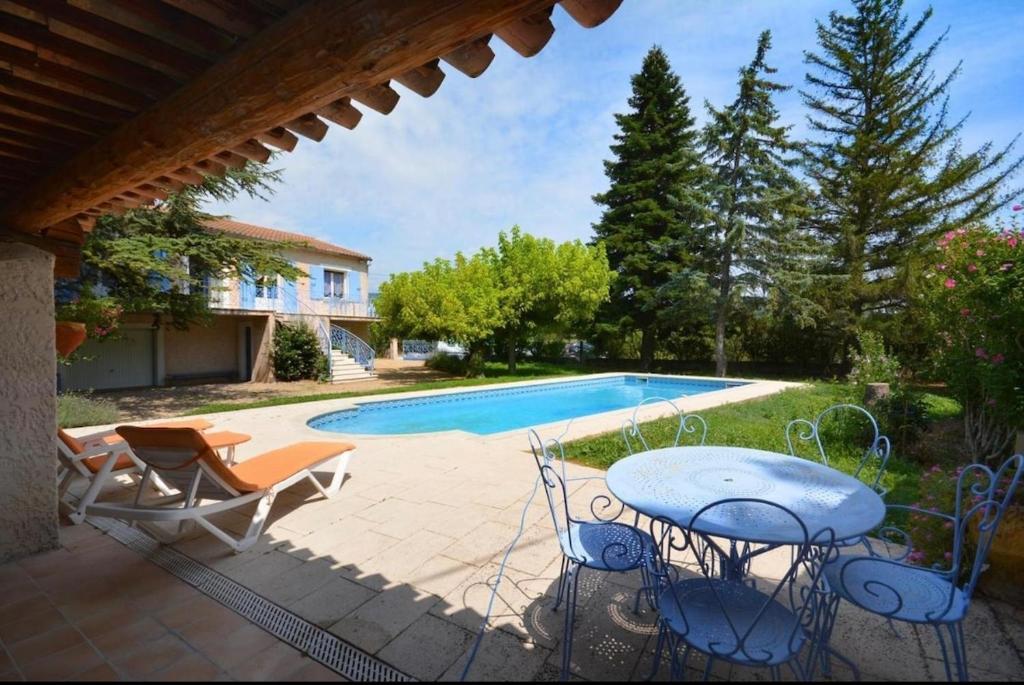 Les Volets Bleus Provençal house with pool - 1