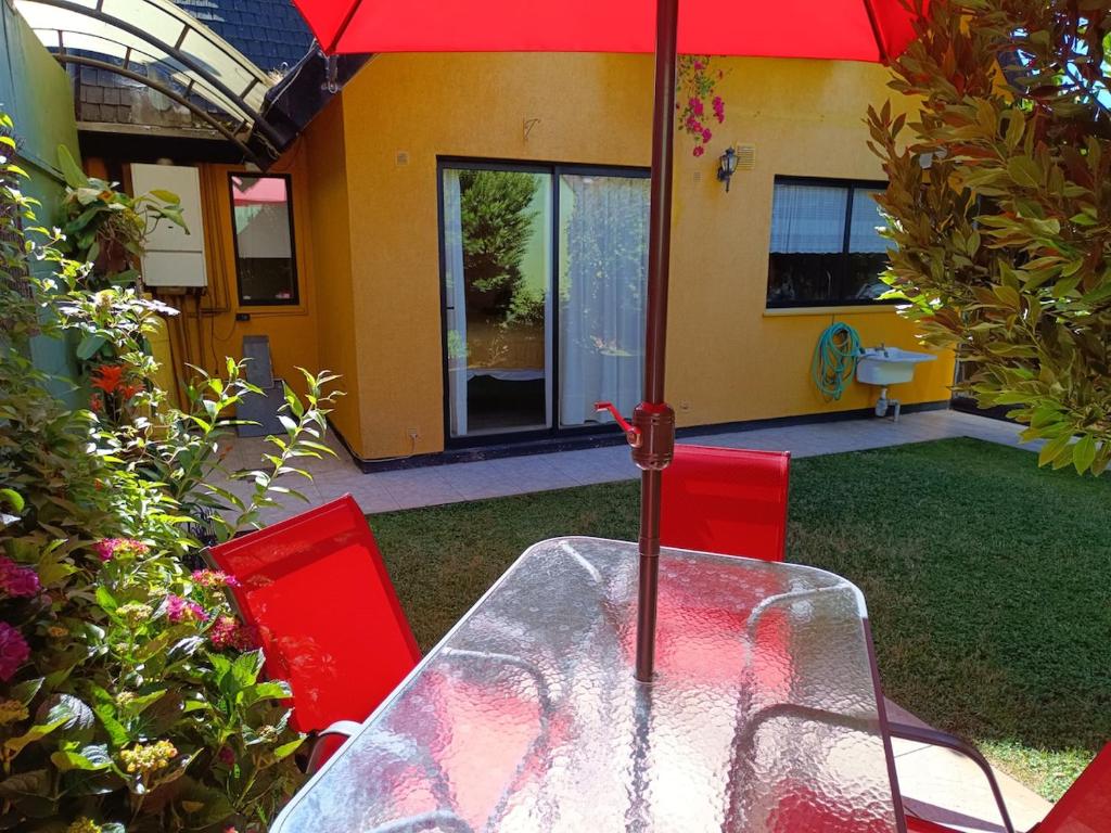 Casa completa dos pisos, tres dormitorios, terraza, estacionamiento en buen barrio - 3