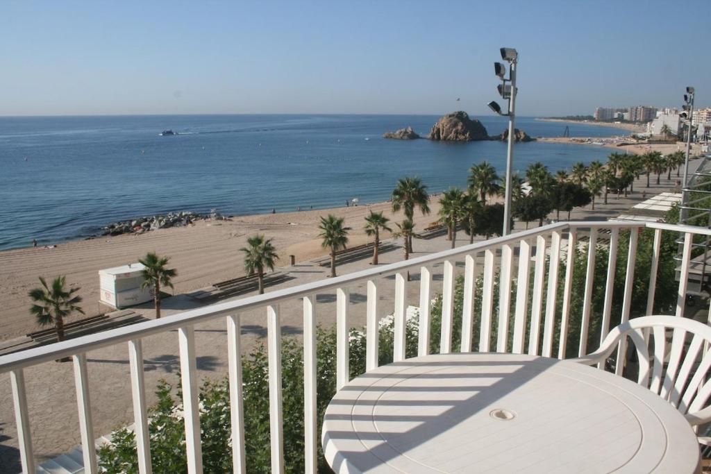 Seahomes Vacations - Amazing Seafront Apt & PKG - 4