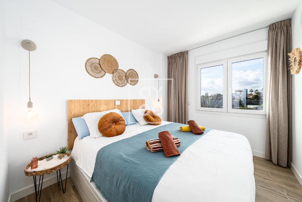 Beachfront Bliss apt, with heated pool, by OYOOSTAYS - 4