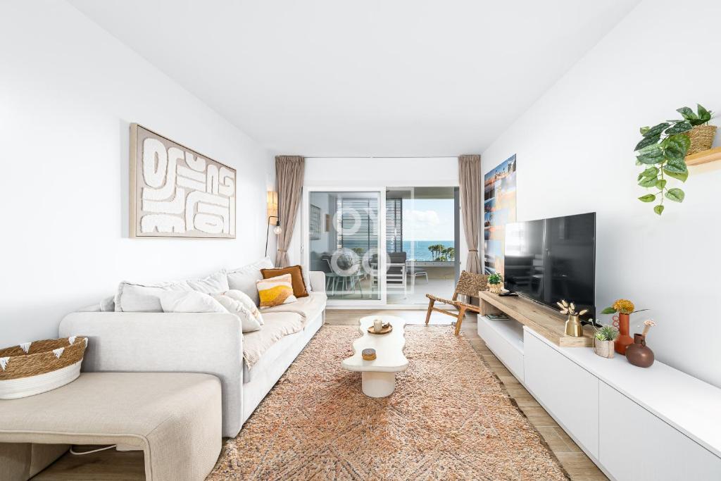 Beachfront Bliss apt, with heated pool, by OYOOSTAYS - 2