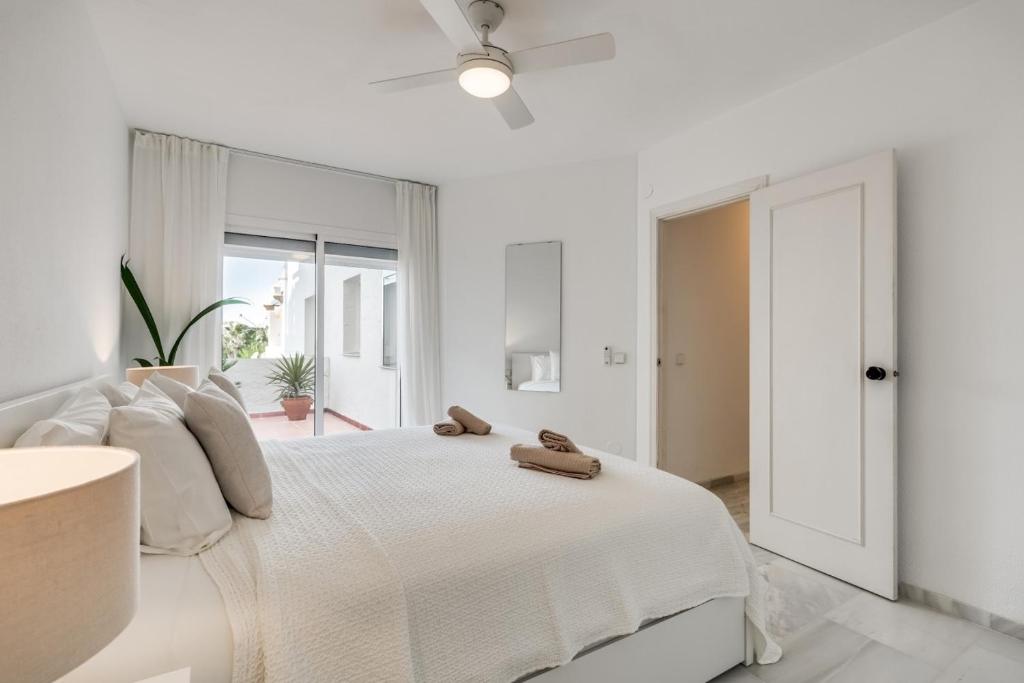 Ultimate Rentals - Coastal Escape - Apartment w Terrace & Sea View - 3