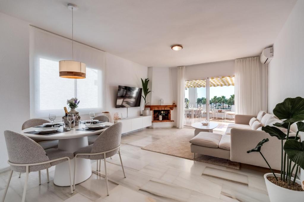 Ultimate Rentals - Coastal Escape - Apartment w Terrace & Sea View - 1