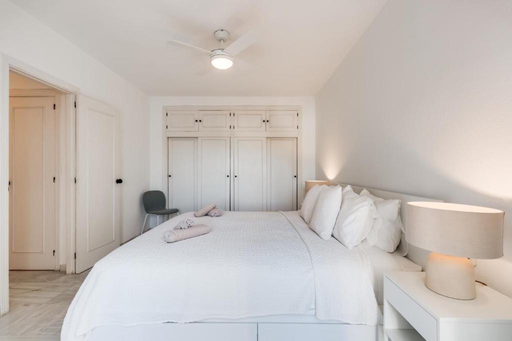 Ultimate Rentals - Coastal Escape - Apartment w Terrace & Sea View - 4
