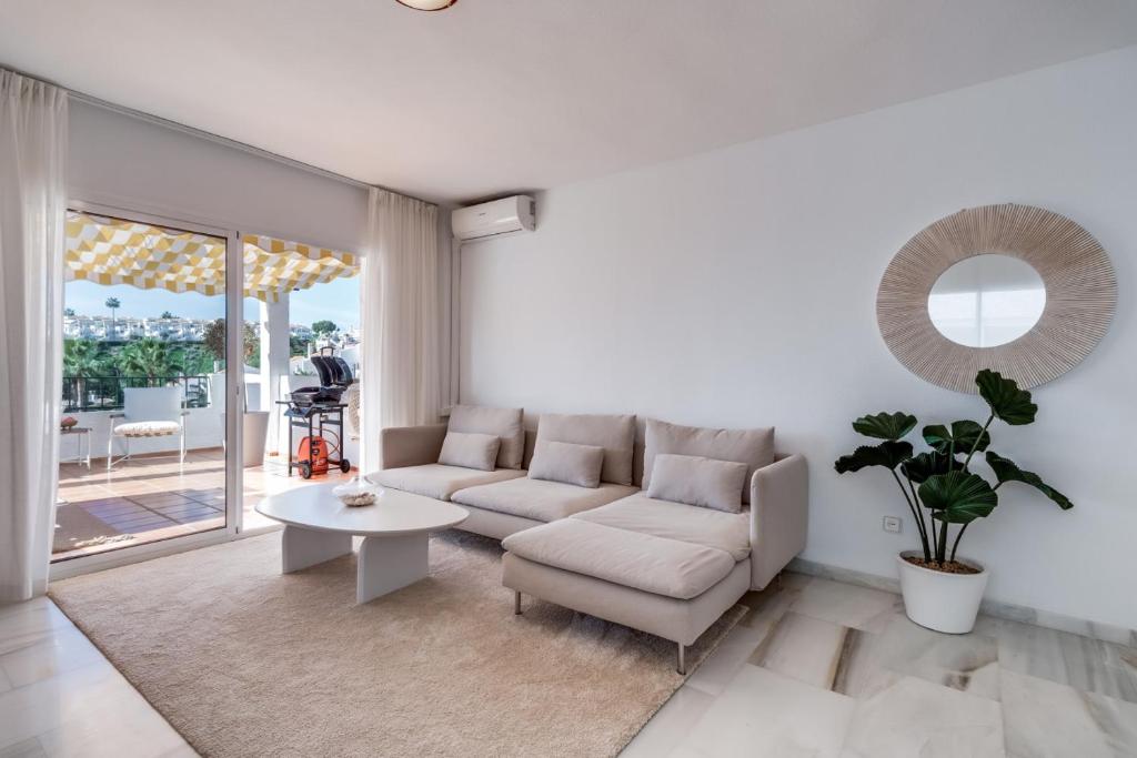 Ultimate Rentals - Coastal Escape - Apartment w Terrace & Sea View - 2