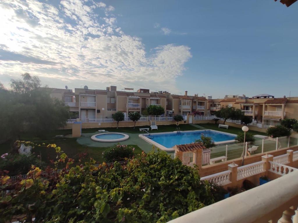 apartamento con piscina y terraza - 2