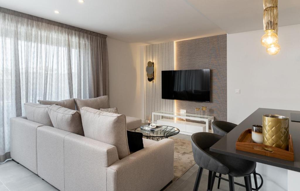 Stunning Contemporary 3-Bedroom Corner Apartment in the Idyllic Oasis 325, Estepona - 3