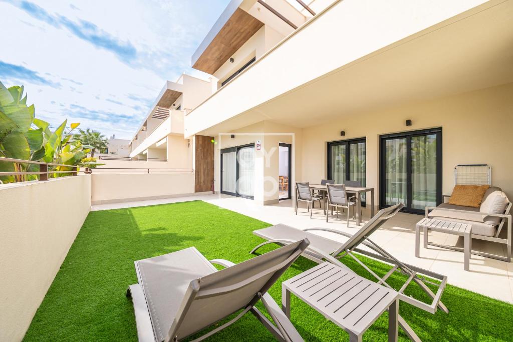 Amalia Garden Groundfloor Retreat, heated pool, near beach and sea, By OYOOSTAYS - 5
