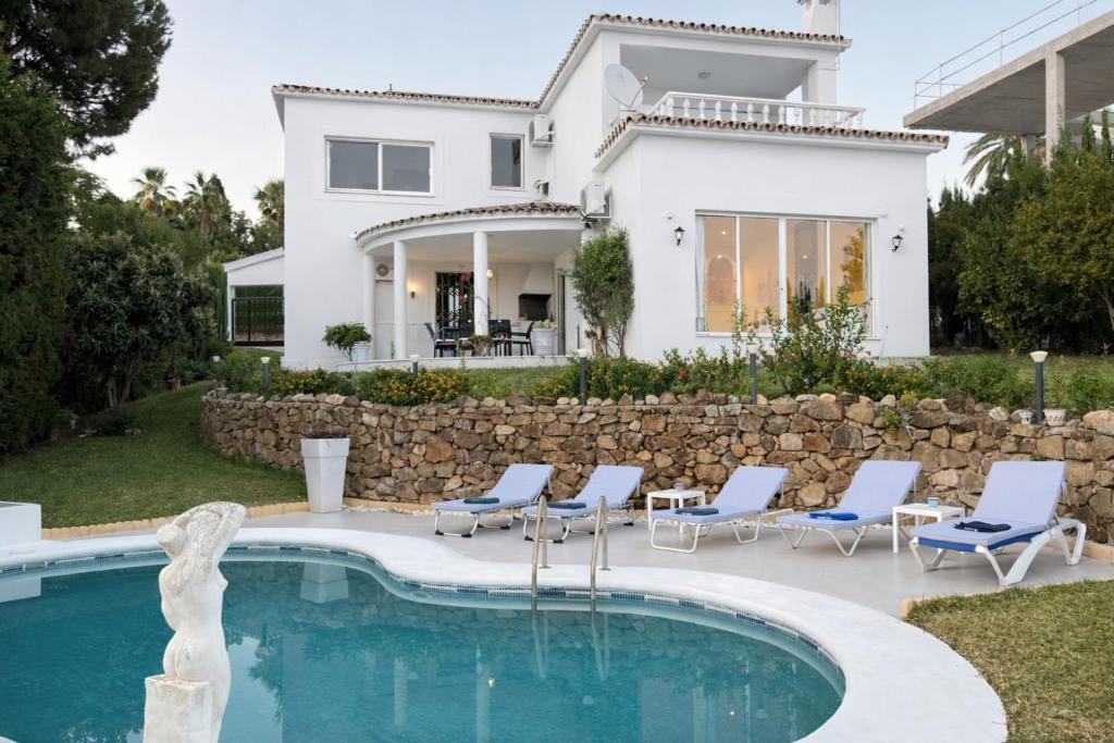 Luxurious Villa 6 Min from Beach with Sea Views - 1