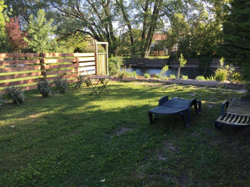 Le Petit Pont - Au bord de la rivière - 4