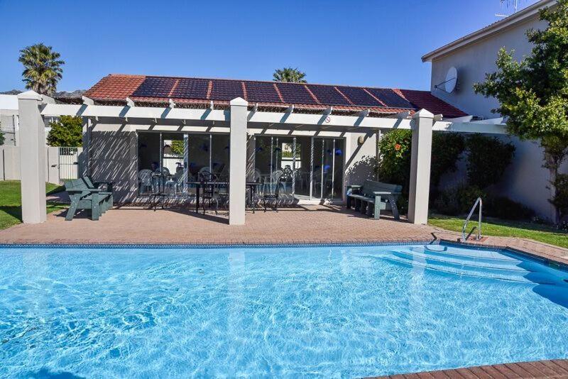 Sea and Mountain View Apartment — Hotel in Cape Town