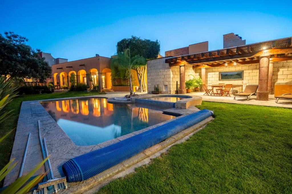 Angelic 2BR Nest - Pool & Hot Tub - Gated Village - 1