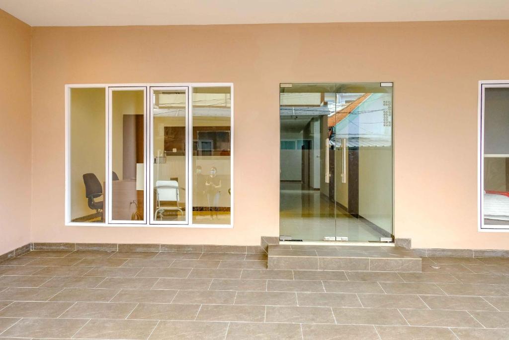 レッドドアーズ ニア パサール バル 3 (RedDoorz near Pasar Baru 3) エントランス