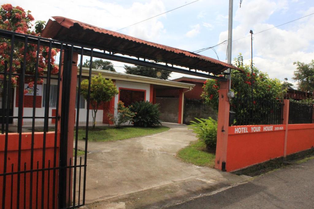 Hotel Your House — Hotel in Alajuela