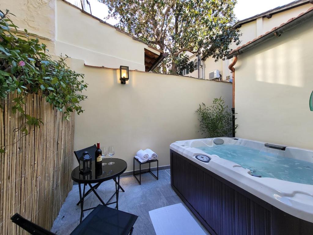 Courtyard Jacuzzi and Private Patio - 5