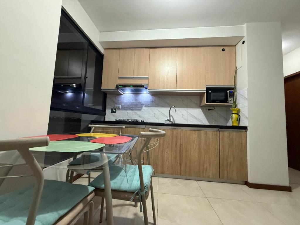 CÉNTRICO DEPARTAMENTO con HERMOSA VISTA y amplios BALCONES - 1