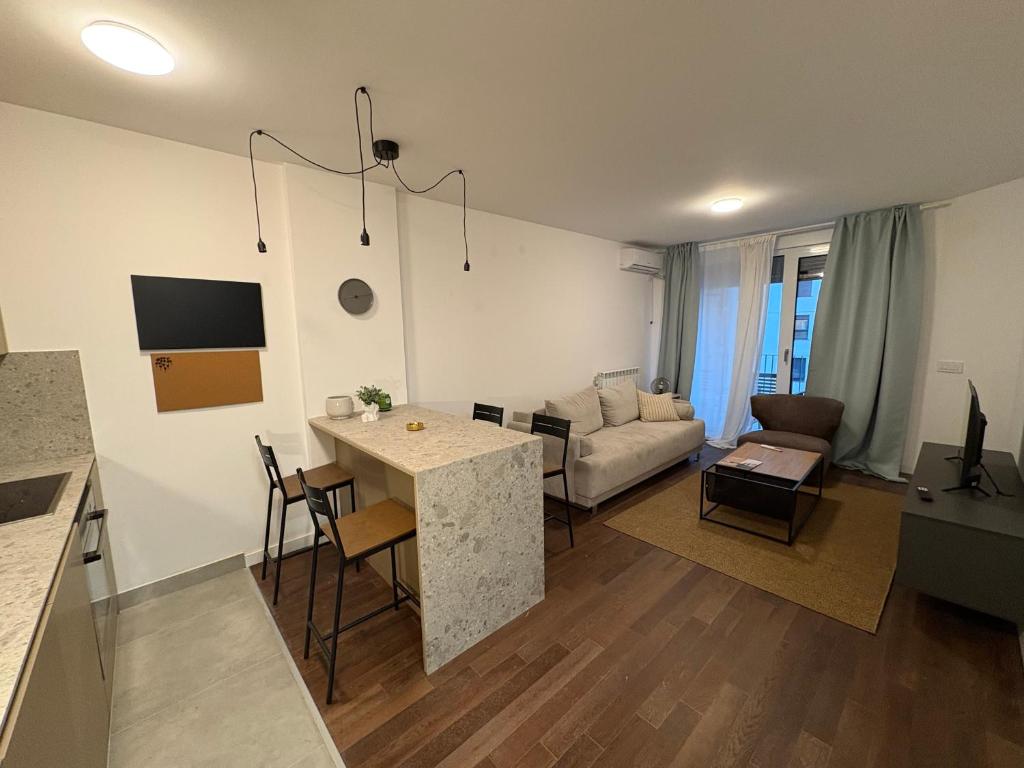 I&I Tesla Apartments II - 1