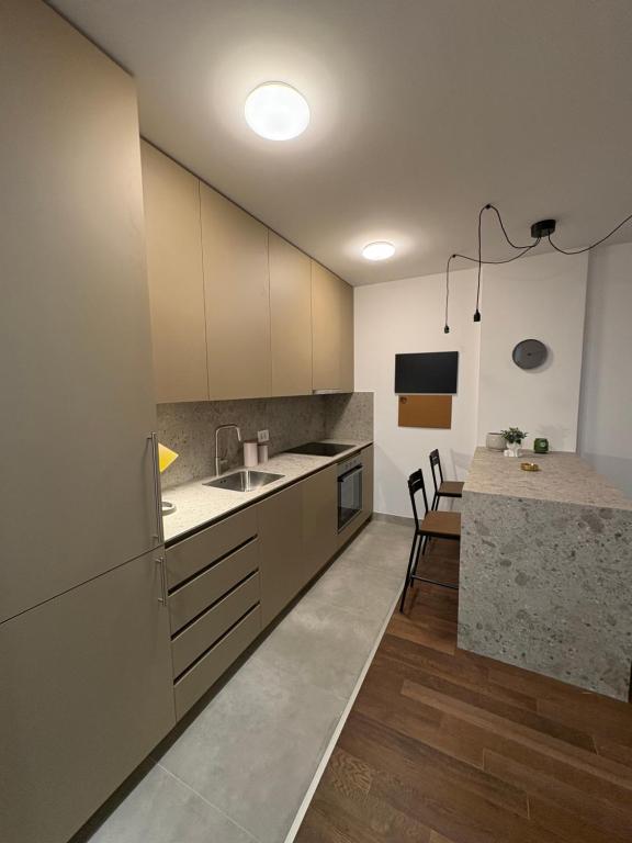 I&I Tesla Apartments II - 3
