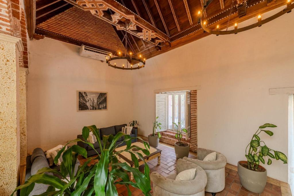 5 Bedroom House in the Walled City with Pool - 4