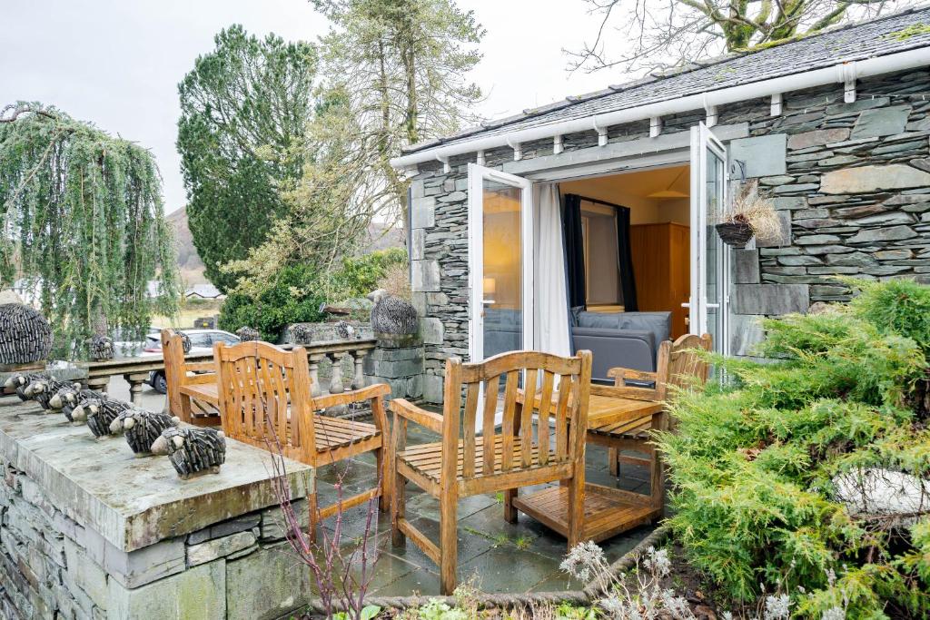 Waterhead Retreat, Ground Floor Bathtub Suites with Private Entrance photo 6