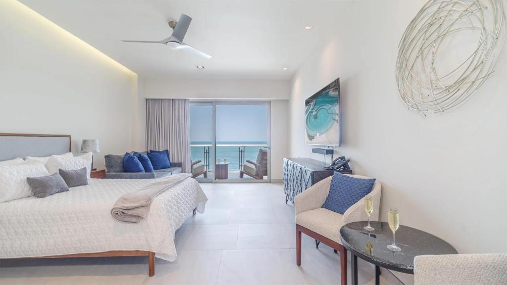 Beachfront Luxury Studio - 1