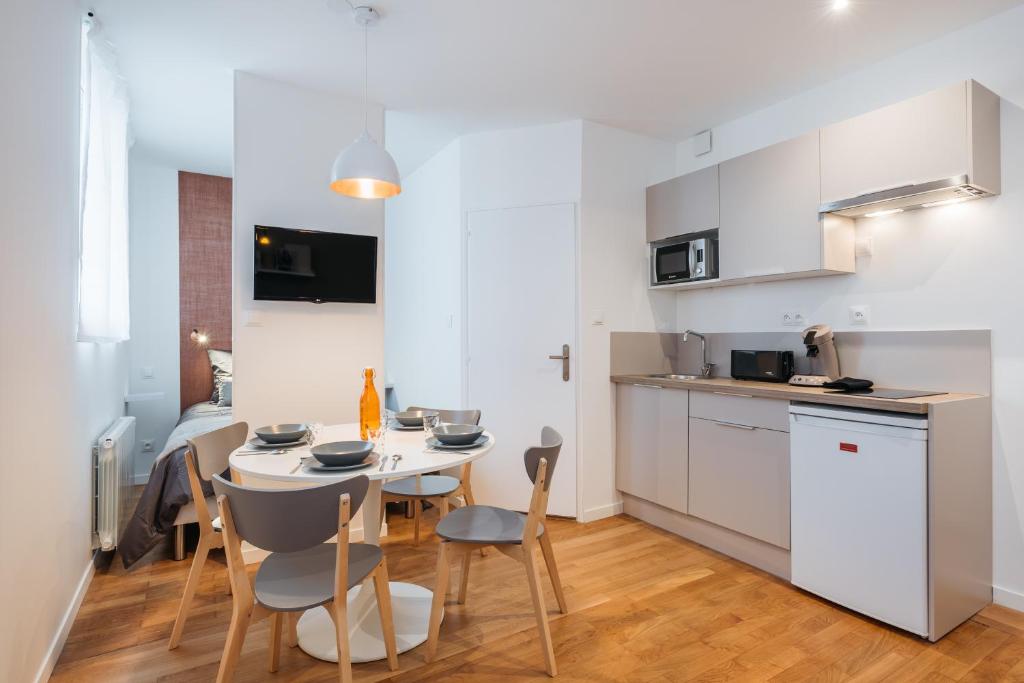 Kitchen, Studios Part-Dieu Gare - HomaLyon in Lyon