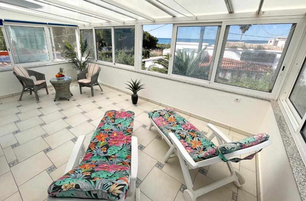 Beachside Villa for 12, 50m to Beach, Private Garden, BBQ, AC, Free WiFi and Parking - 5