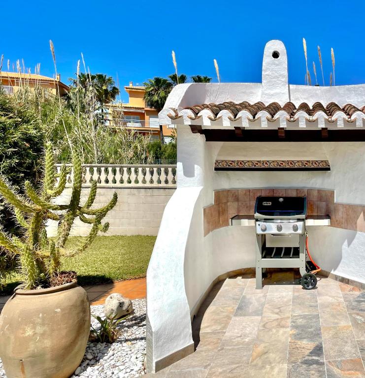 Beachside Villa for 12, 50m to Beach, Private Garden, BBQ, AC, Free WiFi and Parking - 2