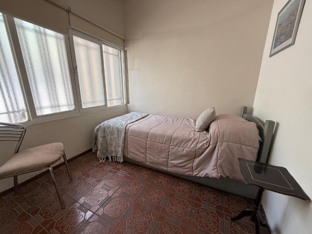 Amplia casa en la 5ta sección ciudad con patio y parrilla - 4
