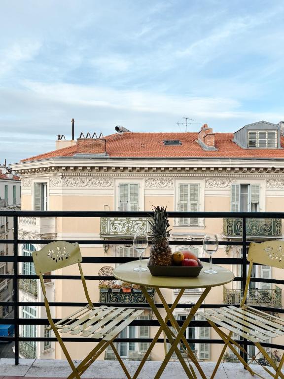 Elegant Apartment with Balcony, Central Nice - 4