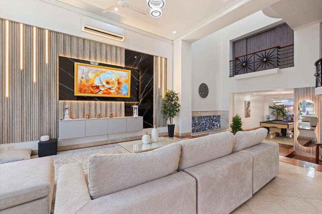 10BR Mansion Beachfront wPool and Disco - 4