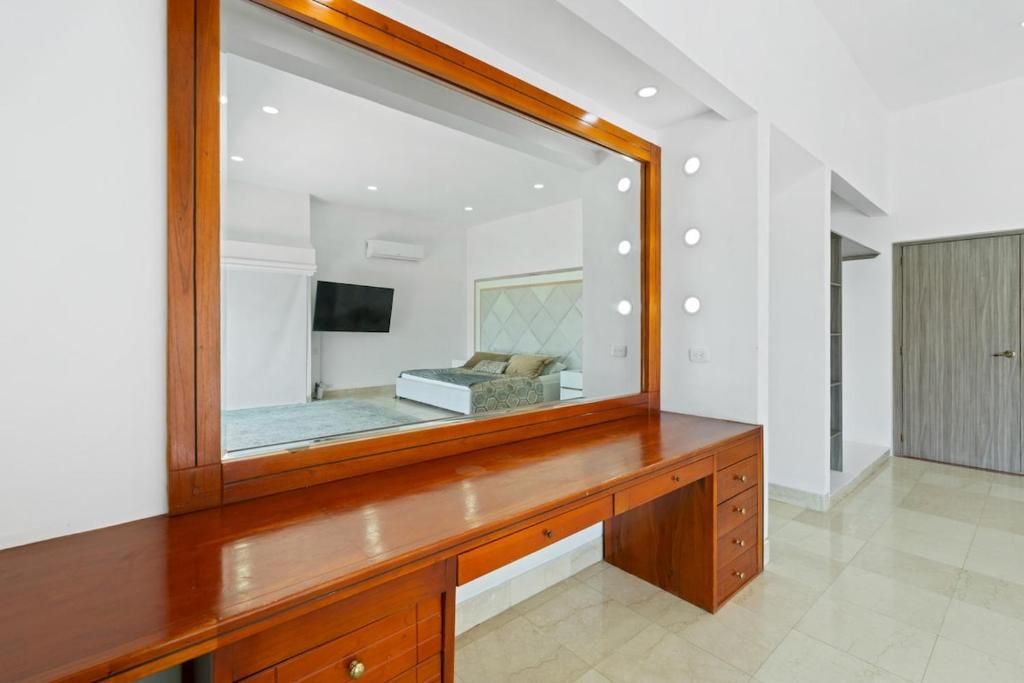 10BR Mansion Beachfront wPool and Disco - 5