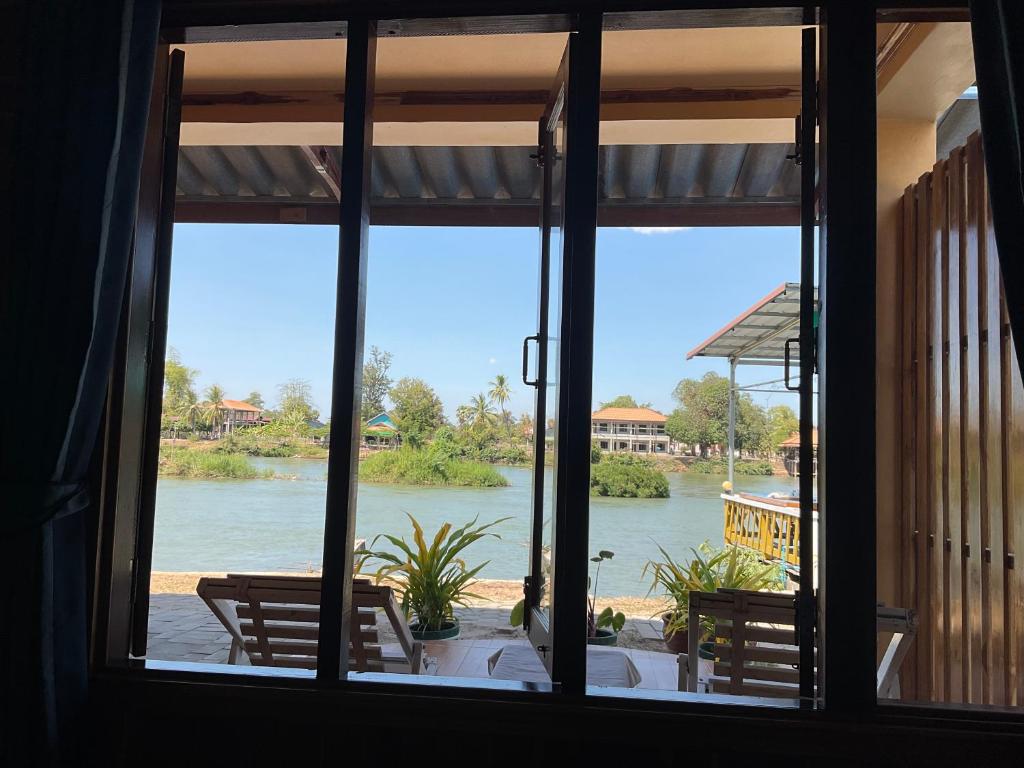 Surrounding environment, Pan Guesthouse in Muang Khong
