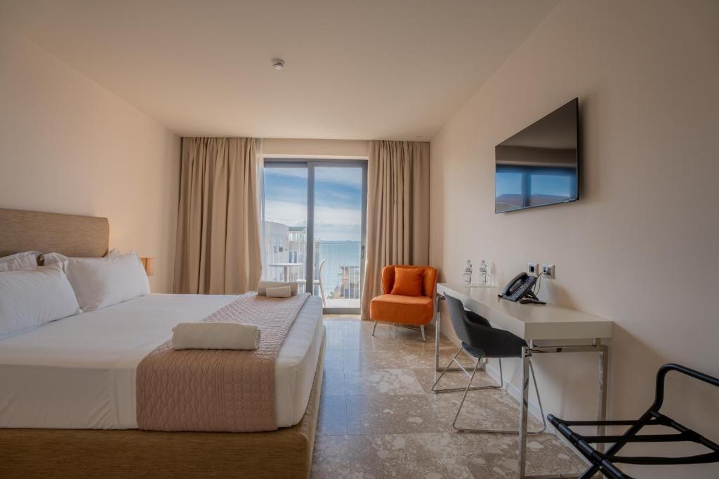 Durres Bay Hotel — Hotel rooms in Golem, Tirane