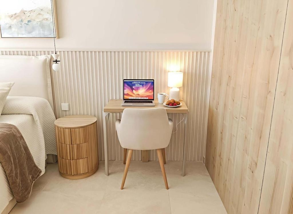 Luxury UCAM Studio, Desk and High Speed WiFi - 4