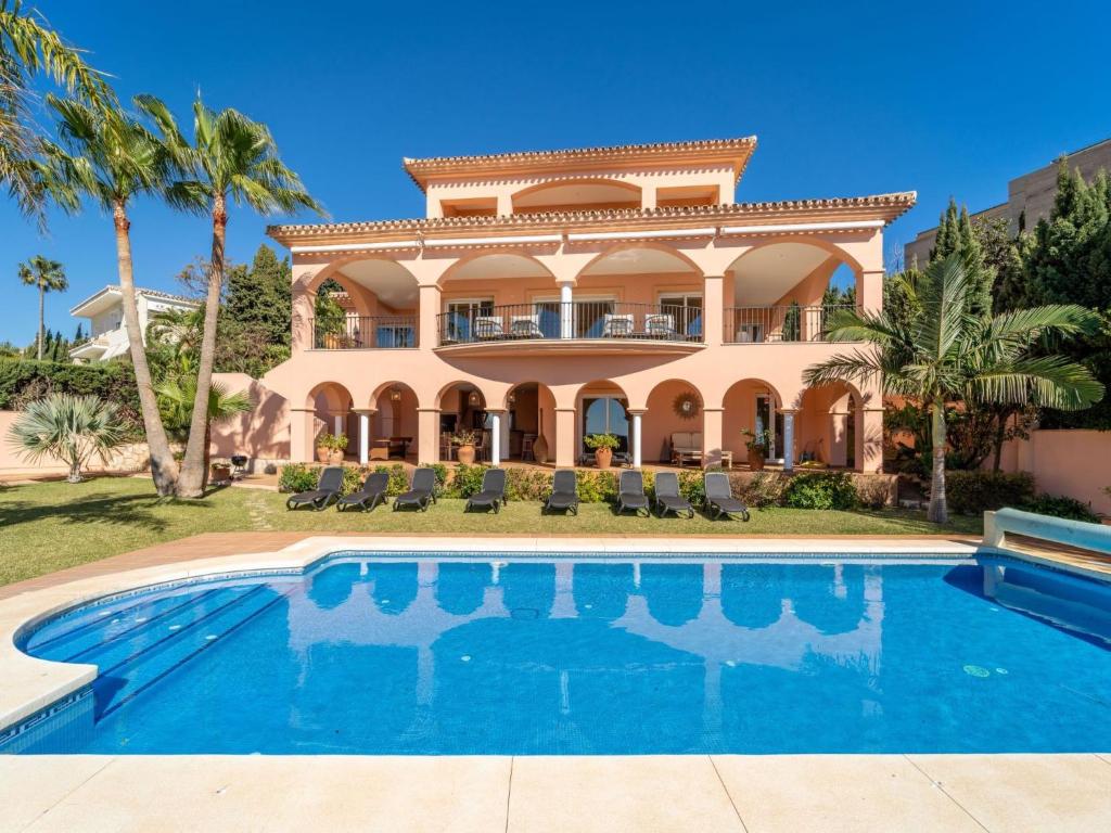 Holiday Home Luxuriöse Villa mit beheiztem Pool und Whirlpool by Interhome - 1