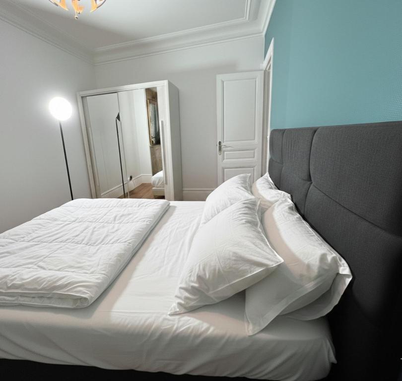 Bright and Cozy Paris Stay - 3