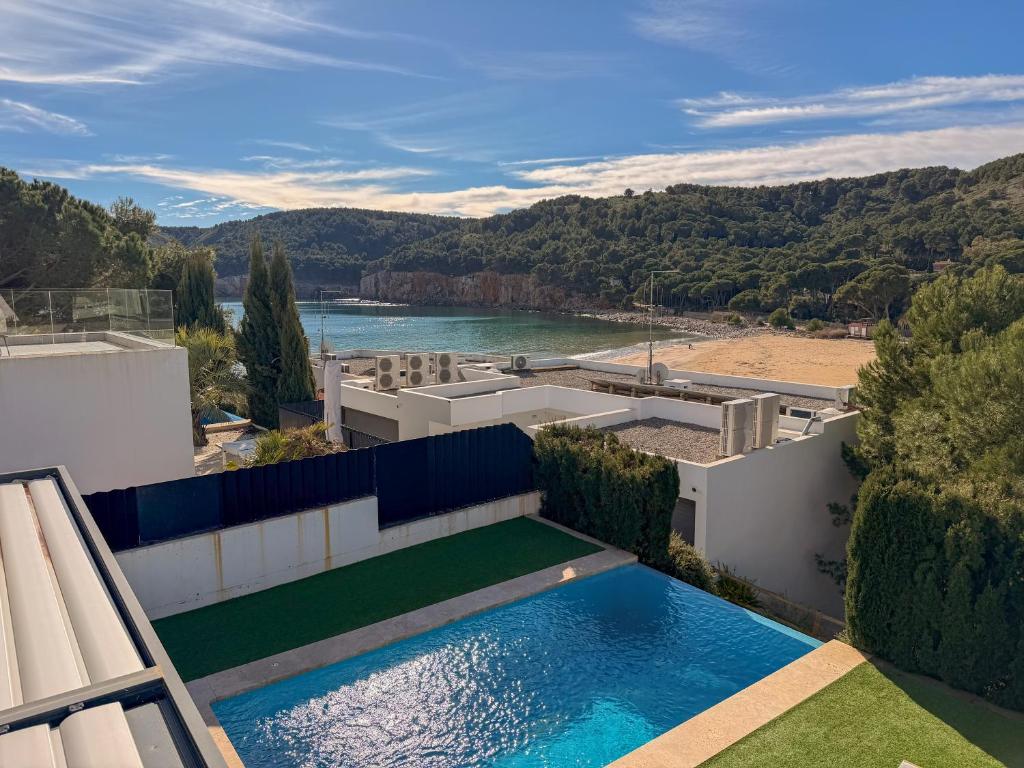Luxury Villa Cala Montgó, Private Pool and Direct Beach Access - 3
