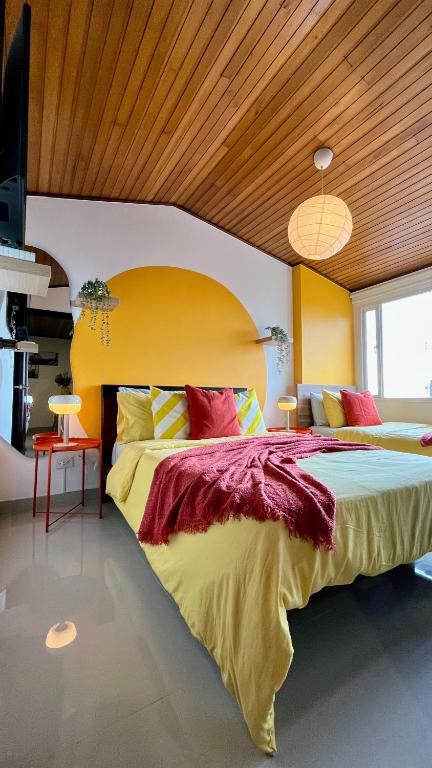 Luxury Triplex Penthouse with Balcony and Stunning Mountain Views - 3