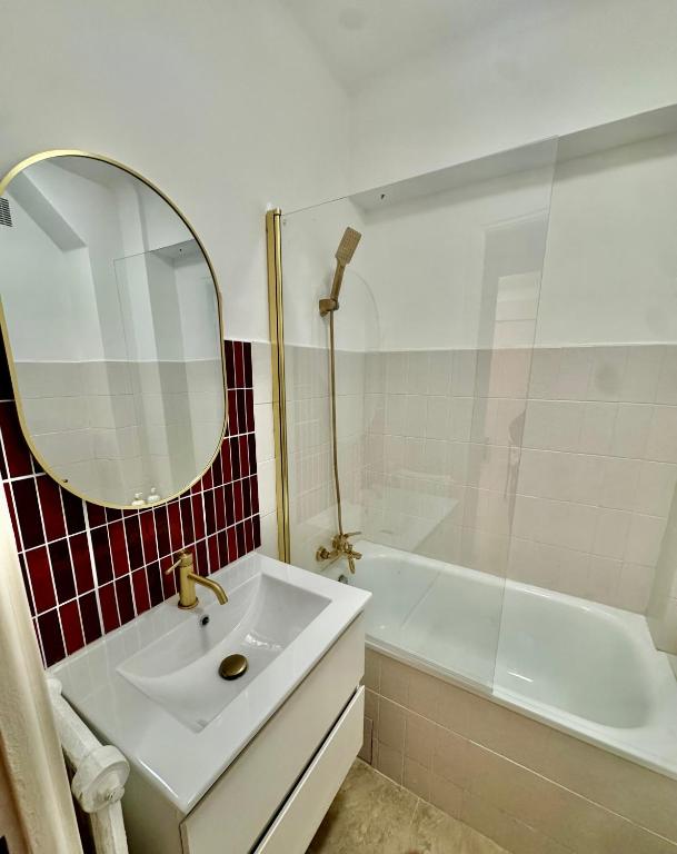 Modern Chic Apartment, Heart of Antibes - 4
