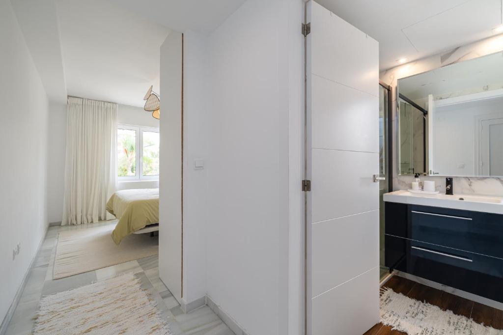 City Center Beach Access Apartment With Style - 4