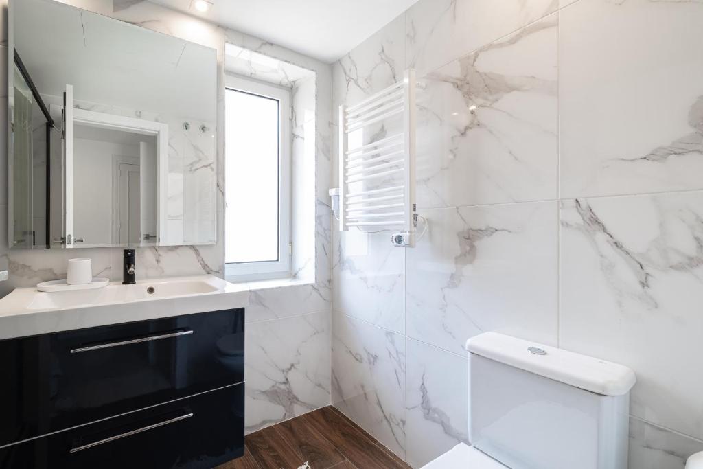 City Center Beach Access Apartment With Style - 3