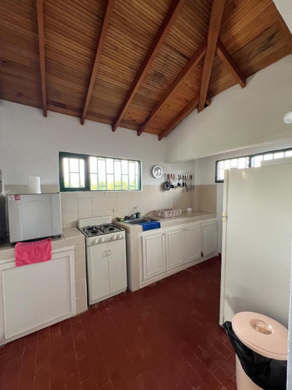 Spacious Cabin with Garden and Lake Access, Guatapé - 4