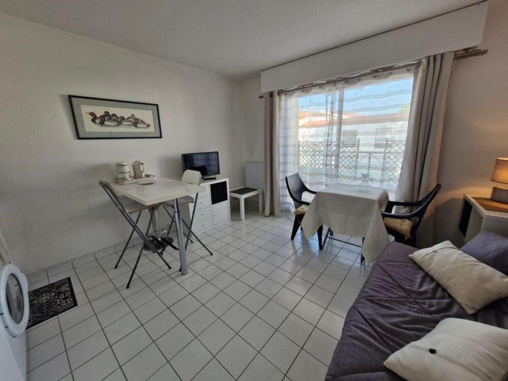 Superbe T2 avec piscine, balcon, parking privé et proche mer à Saint-Jean-de-Monts - FR-1-777-11 - 4