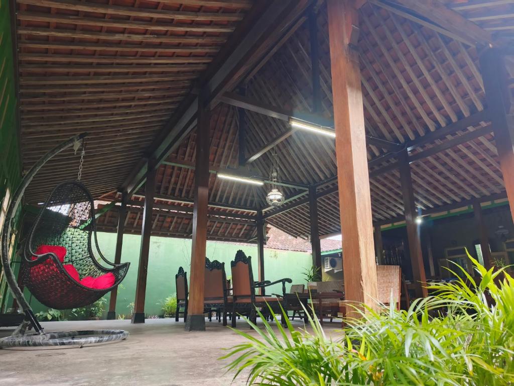 Pendopo Kayuwanan Syariah Near Terminal Giwangan