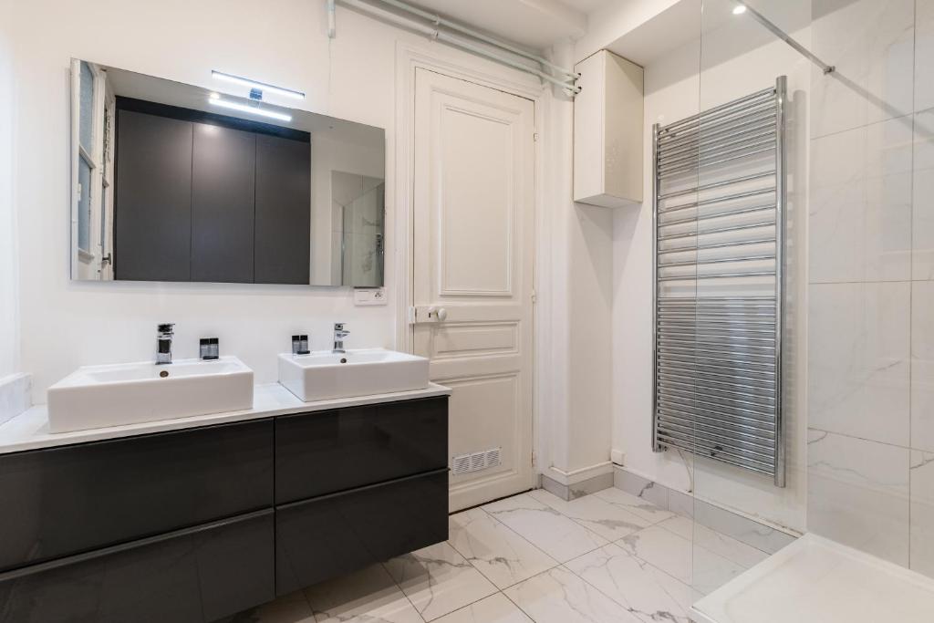 Elegant Apartment in the Heart of Historic Paris - 4