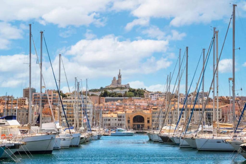 Yacht d'exception entièrement privatisé au Vieux-Port de Marseille - 2