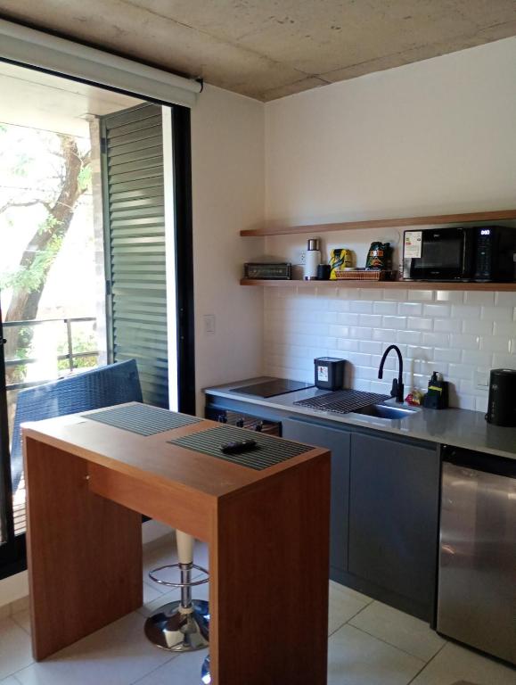 Loft moderno con balcón y luz natural - La Plata - 2