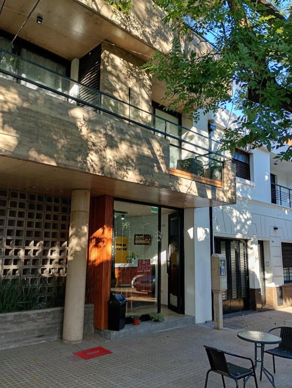 Loft moderno con balcón y luz natural - La Plata - 4